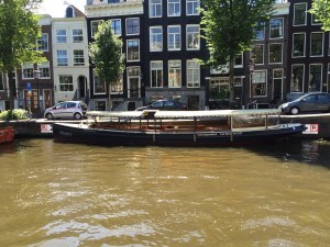 Cabrio salonboot te huur in Amsterdam in geval van slecht weer. Overkapping erop - eraf, boot overdekt. Slecht weergarantie. Altijd droog met verwarming.
