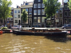 Cabrio salonboot te huur in Amsterdam in geval van slecht weer. Overkapping erop - eraf, boot overdekt. Slecht weergarantie. Altijd droog met verwarming.
